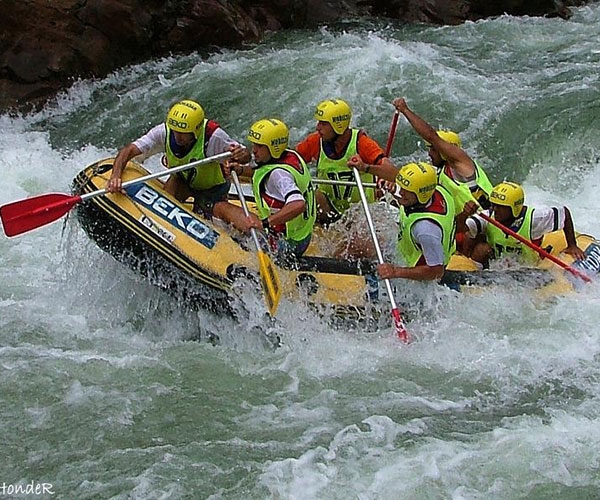 Fırtınada Rafting